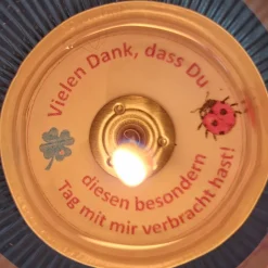 Personalisiertes Gastgeschenk zum runden Geburtstag – Teelicht mit Botschaft als Tischdeko & Andenken