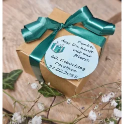 Personalisiertes Gastgeschenk zum runden Geburtstag – Teelicht mit Botschaft als Tischdeko & Andenken