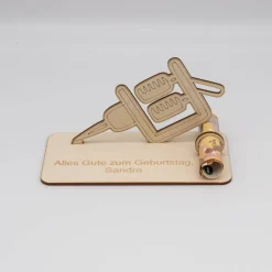 Personalisiertes Geldgeschenk Tattoo aus Holz – Gutschein zur Tattoo-Session