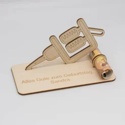 Personalisiertes Geldgeschenk Tattoo aus Holz – Gutschein zur Tattoo-Session