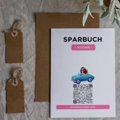 Personalisiertes Geldgeschenk | Führerschein Zuschuss | Digitales Sparbuch | Geschenkkarte | Auto Mädchen Pink