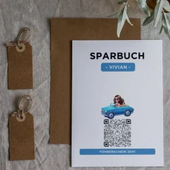 Personalisiertes Geldgeschenk | Führerschein Zuschuss | Digitales Sparbuch | Geschenkkarte | Auto Mädchen Blau