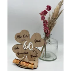 Personalisiertes Geldgeschenk Kleeblatt aus Holz zum 60. Geburtstag – Gravur & Herzfuß