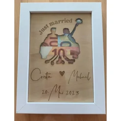 Personalisiertes Geschenk zur Hochzeit mit Brautpaar und Hochzeitsauto im Bilderrahmen