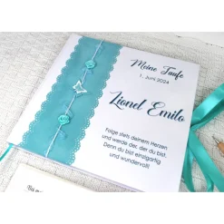 personalisiertes Gästebuch & Album zur Taufe mit Schmetterling, Rosen und Bändern auf Samt in Hellblau Babyblau