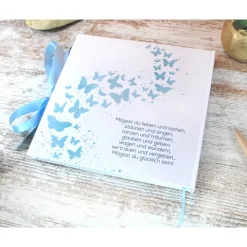personalisiertes Gästebuch & Album zur Taufe mit Herz aus Schmetterlingen in Hellblau blanko o. mit Fragebogen