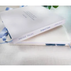 personalisiertes Gästebuch & Album zur Taufe mit Herzen, Rosen und Bändern auf Samt in Taubenblau