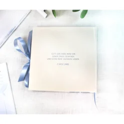 personalisiertes Gästebuch & Album zur Taufe mit Herzen, Rosen und Bändern auf Samt in Taubenblau