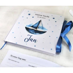 personalisiertes Gästebuch zur Taufe mit Segelboot in tiefem Blau blanko od. mit Fragen / Fragebogen