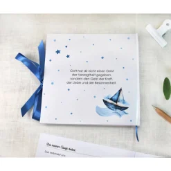 personalisiertes Gästebuch zur Taufe mit Segelboot in tiefem Blau blanko od. mit Fragen / Fragebogen