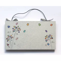 Personalisiertes Hochzeitsgeschenk Türschild aus Holz mit Pusteblumen & Schmetterlingen – Familienschild handgemalt, dekoratives Haustürschild mit Name