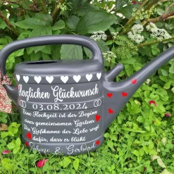personalisiertes Hochzeitsgeschenk,10 Liter Gießkanne mit Spruch aus Vinylschrift verziert und mit Schleifendeko