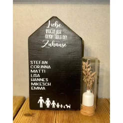 Personalisiertes Holzhaus – Geschenk mit Namen, Familienschild & Deko aus recyceltem Holz