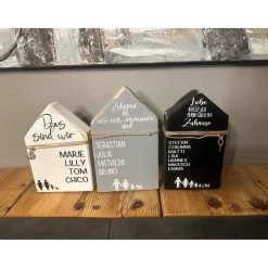 Personalisiertes Holzhaus – Geschenk mit Namen, Familienschild & Deko aus recyceltem Holz