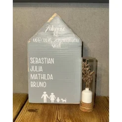 Personalisiertes Holzhaus – Geschenk mit Namen, Familienschild & Deko aus recyceltem Holz