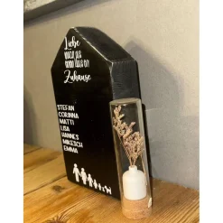 Personalisiertes Holzhaus – Geschenk mit Namen, Familienschild & Deko aus recyceltem Holz