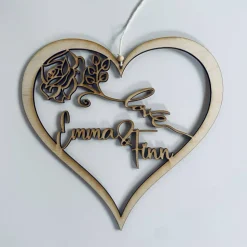 Personalisiertes Holzherz als Hochzeitsdekoration oder Geschenk zum Valentinstag, Herz mit Rose Love und Namen