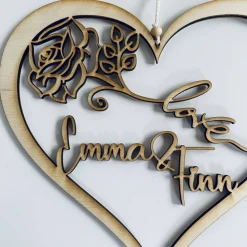 Personalisiertes Holzherz als Hochzeitsdekoration oder Geschenk zum Valentinstag, Herz mit Rose Love und Namen