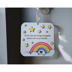 Personalisiertes Holzschild Regenbogen als Erinnerung an Sternenkind – Regenbogenbaby Geschenk mit Gravur