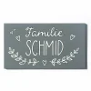 Personalisiertes Holztürschild Familie – Ausgefallenes Hochzeitsgeschenk mit Herz & Ranke, wetterfest, handgemacht