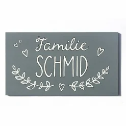 Personalisiertes Holztürschild Familie – Ausgefallenes Hochzeitsgeschenk mit Herz & Ranke, wetterfest, handgemacht