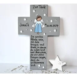 Personalisiertes Kinderkreuz Junge – Handbemaltes Taufkreuz mit Schutzengel & Wunschtext – Einzigartiges Geschenk zur Taufe