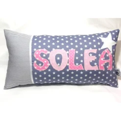 Personalisiertes Namenskissen für Jungen & Mädchen – Geschenk zur Geburt, Taufe & Einschulung – Verschiedene Farben wählbar – 20cm x 40cm