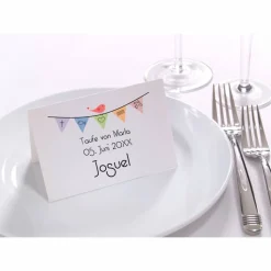 Personalisiertes Namensschild mit bunten Wimpeln für Taufe oder Kommunion für Mädchen