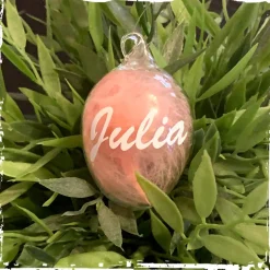 Personalisiertes Osterei aus Glas mit bunter Feder - zum hängen und legen!