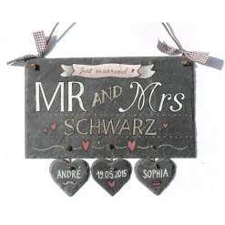 Personalisiertes Schiefer Türschild als traumhaftes Hochzeitsgeschenk – edles Namensschild für das Brautpaar