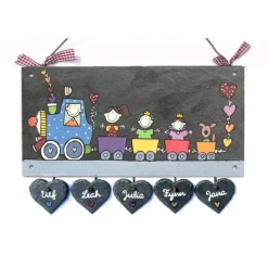 Personalisiertes Schiefertürschild mit Eisenbahn – Handbemalt & wetterfest – Familienschild mit Namen & Herzanhängern