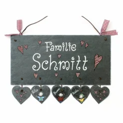 Personalisiertes Schiefertürschild mit Herzanhänger – Handgemachte Geschenkidee für Frauen & Männer
