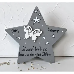 Personalisiertes Sternenkind Andenken – Handbemalter Holzstern mit Name & Schmetterling