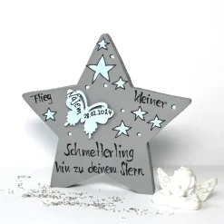 Personalisiertes Sternenkind Andenken – Handbemalter Holzstern mit Name & Schmetterling