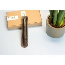 Personalisiertes Stiftetui aus Leder. Lederetui für einen Kugelschreiber mit Gravur. Leder Stifthülle mit Namen Gravur.G