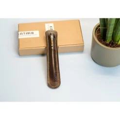 Personalisiertes Stiftetui aus Leder. Lederetui für einen Kugelschreiber mit Gravur. Leder Stifthülle mit Namen Gravur.G