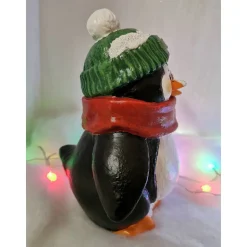 Pinguin mit rotem Schal