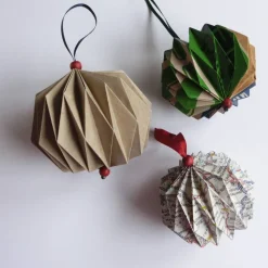Plissee Weihnachtskugeln Upcycling aus alten Packpapier, Landkarten, Einkaufstüten oder Flyern Baumschmuck