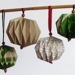 Plissee Weihnachtskugeln Upcycling aus alten Packpapier, Landkarten, Einkaufstüten oder Flyern Baumschmuck