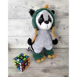 Plüsch-Waschbär Raffi im Drachenkostüm. Gr. ca.31 cm