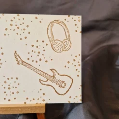 Postkarte mit Motiv / Postkarte mit Gitarre / Postkarte mit Kopfhöhrer / Musik Motiv Postkarte / schöne Postkarte