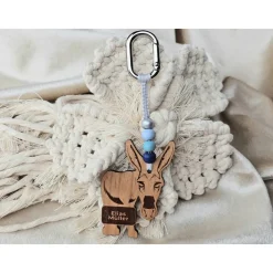 Praktischer Schulbegleiter: Personalisierter Esel-Anhänger aus Edelholz