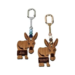 Praktischer Schulbegleiter: Personalisierter Esel-Anhänger aus Edelholz