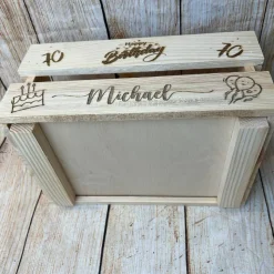 Präsentkorb zum Geburtstag, Geschenkkorb mit Wunschgravur, Name und Alter und Wunschmotive, Geschenk Geburtstag