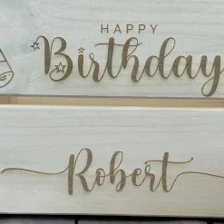 Präsentkorb zum Geburtstag, Geschenkkorb mit Wunschgravur, Name und Alter und Wunschmotive, Geschenk Geburtstag