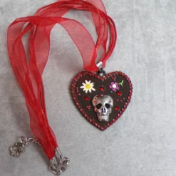 Punk trifft Tracht: Skull Lebkuchenherz Collier Halsband – Rot oder Rosa Organzaband
