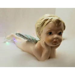 Putte bäuchlings liegend