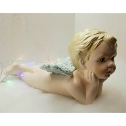 Putte bäuchlings liegend