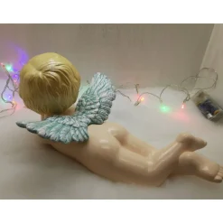 Putte bäuchlings liegend