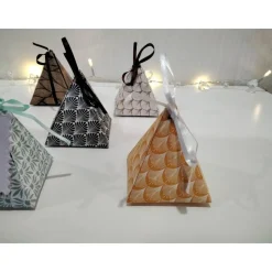 Pyramiden Geschenkbox Dreiecksbox aus Faltpapier  / Papier
